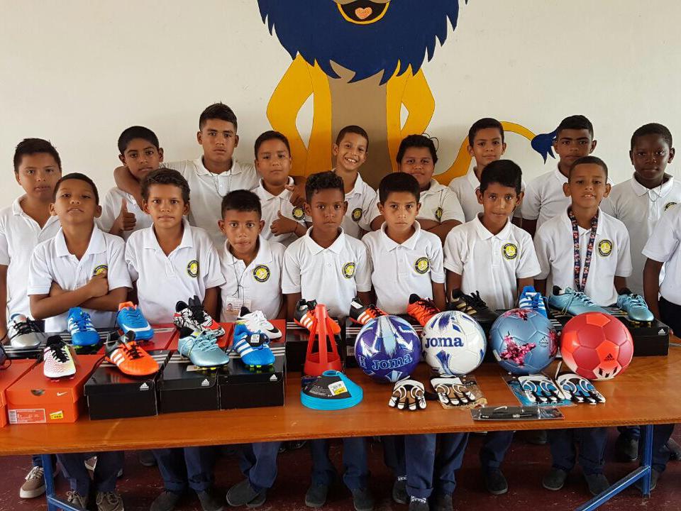 Neue Ausstattung für die Fußballteams der Centro Educativo CFF