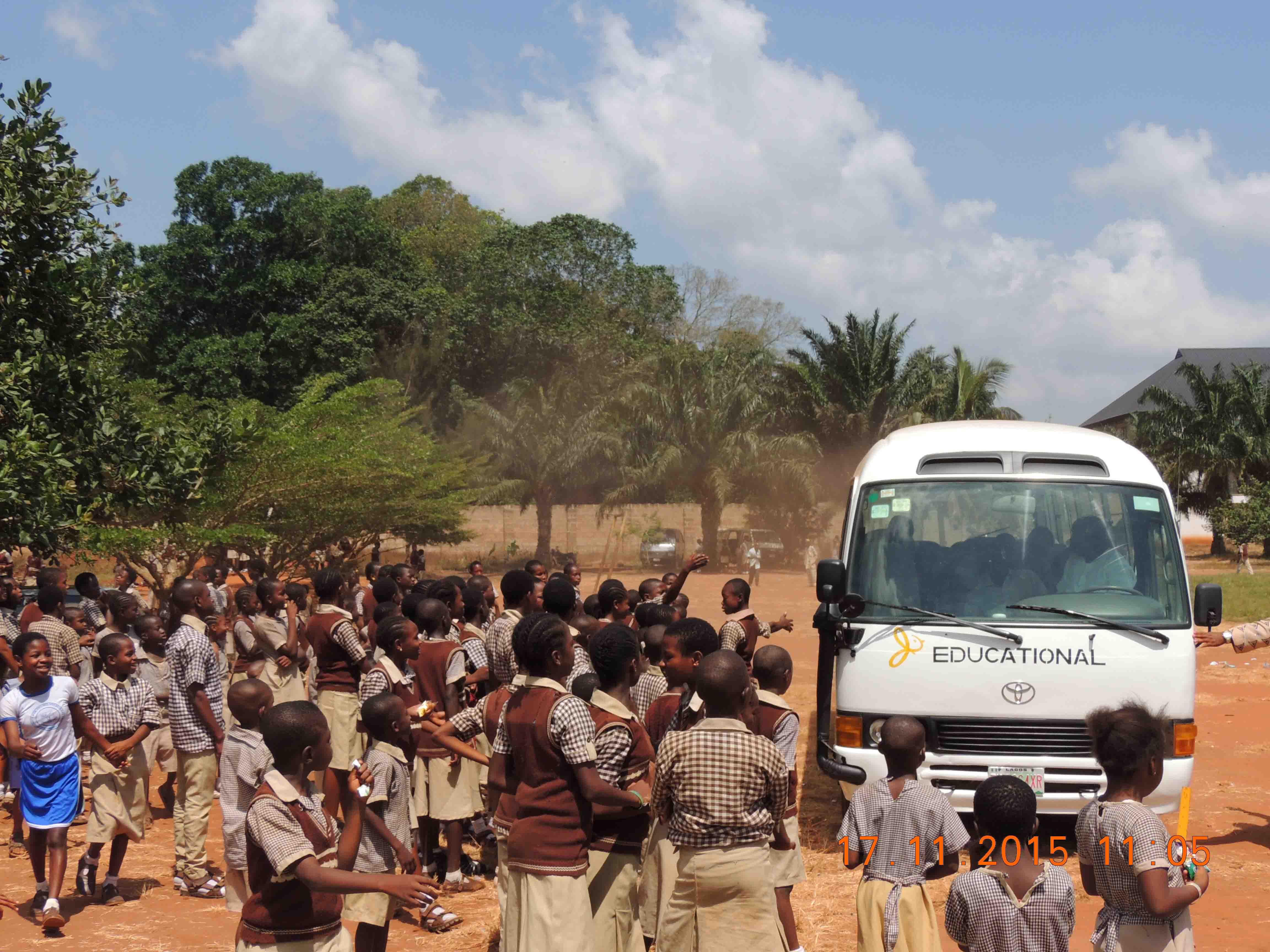 2 Schulbusse für die Holy Trinity School, Nigeria - Child & Family Foundation 