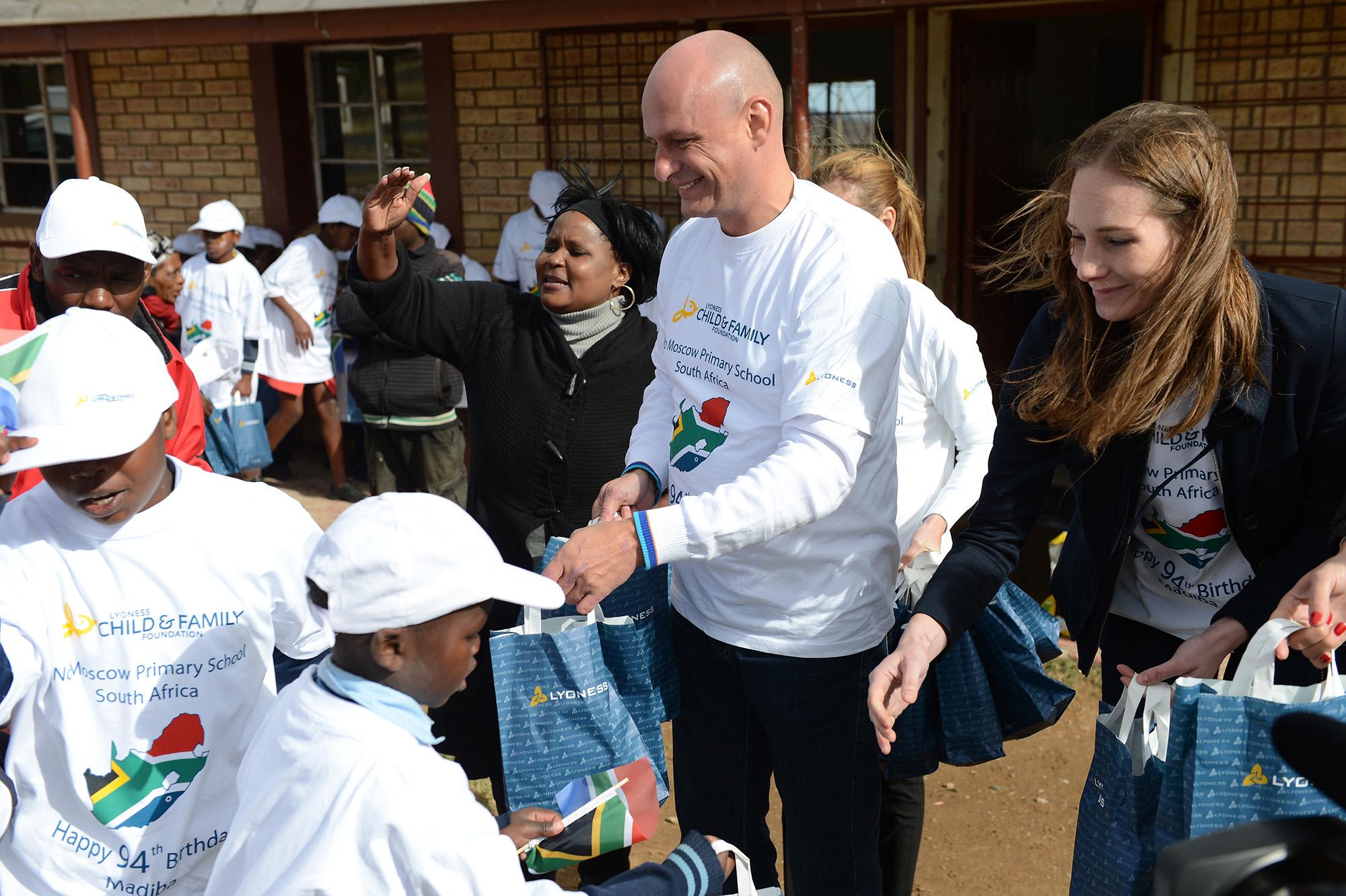 Das neue Projekt in Qunu, Südafrika, wurde feierlich mit der Child & Family Foundation und der Familie Mandela eröffnet. 