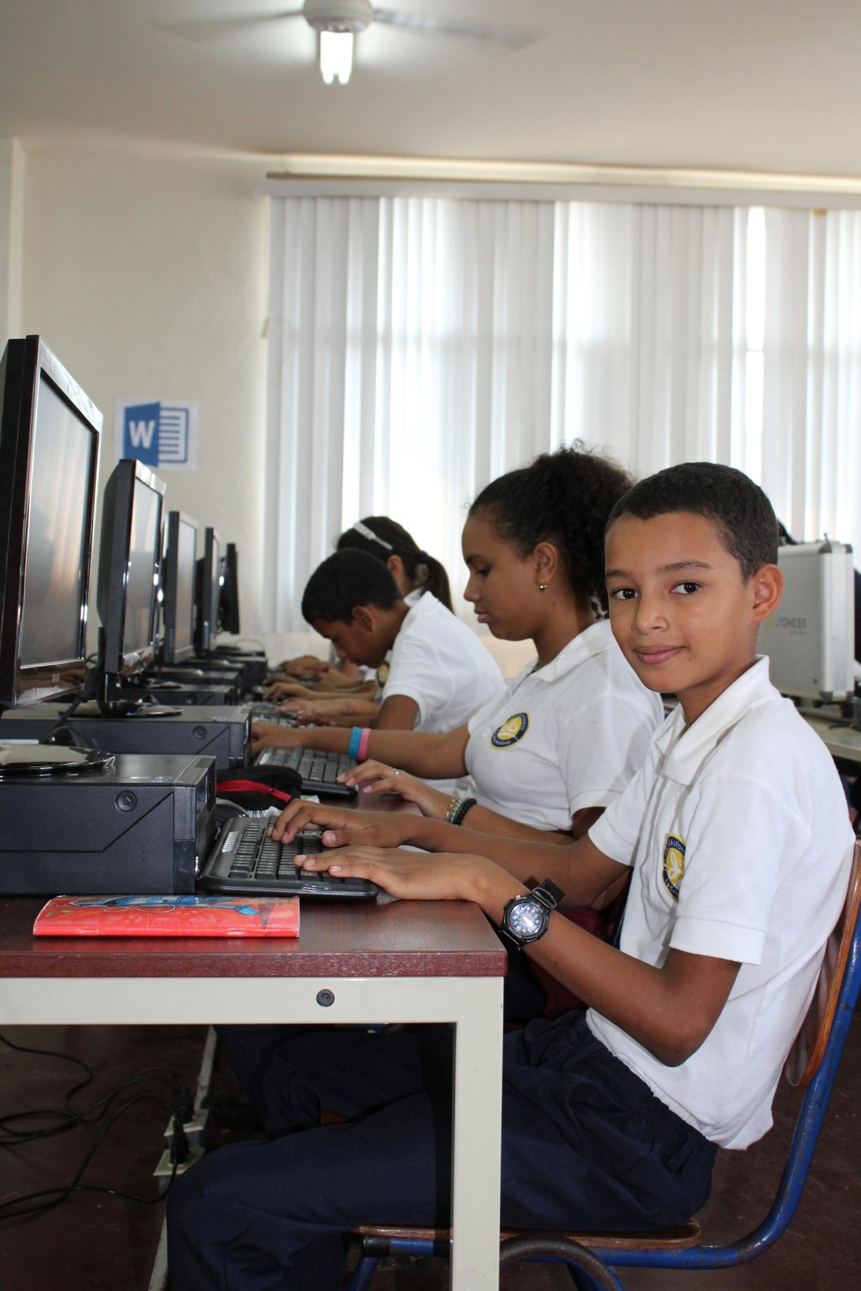 new computer room Honduras escuela
