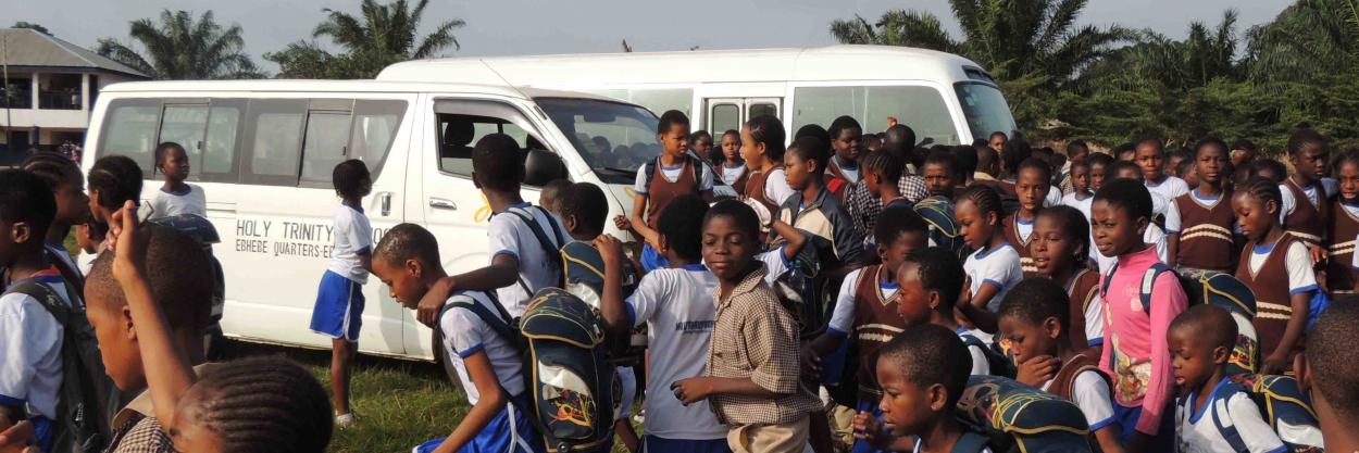 2 Schulbusse für die Holy Trinity School, Nigeria - Child & Family Foundation 