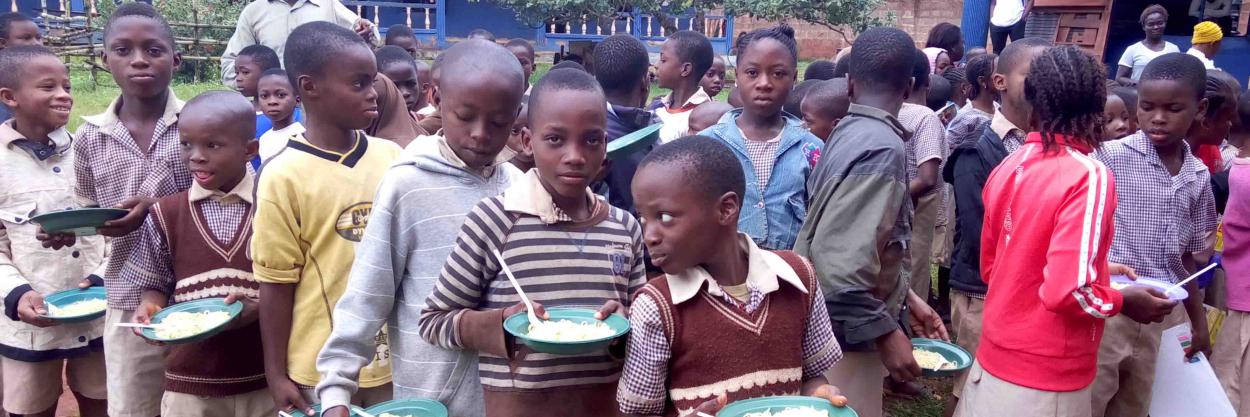 Holy Trinity School - Es ist Nudeltag! - Bildungsprojekt in Nigeria
